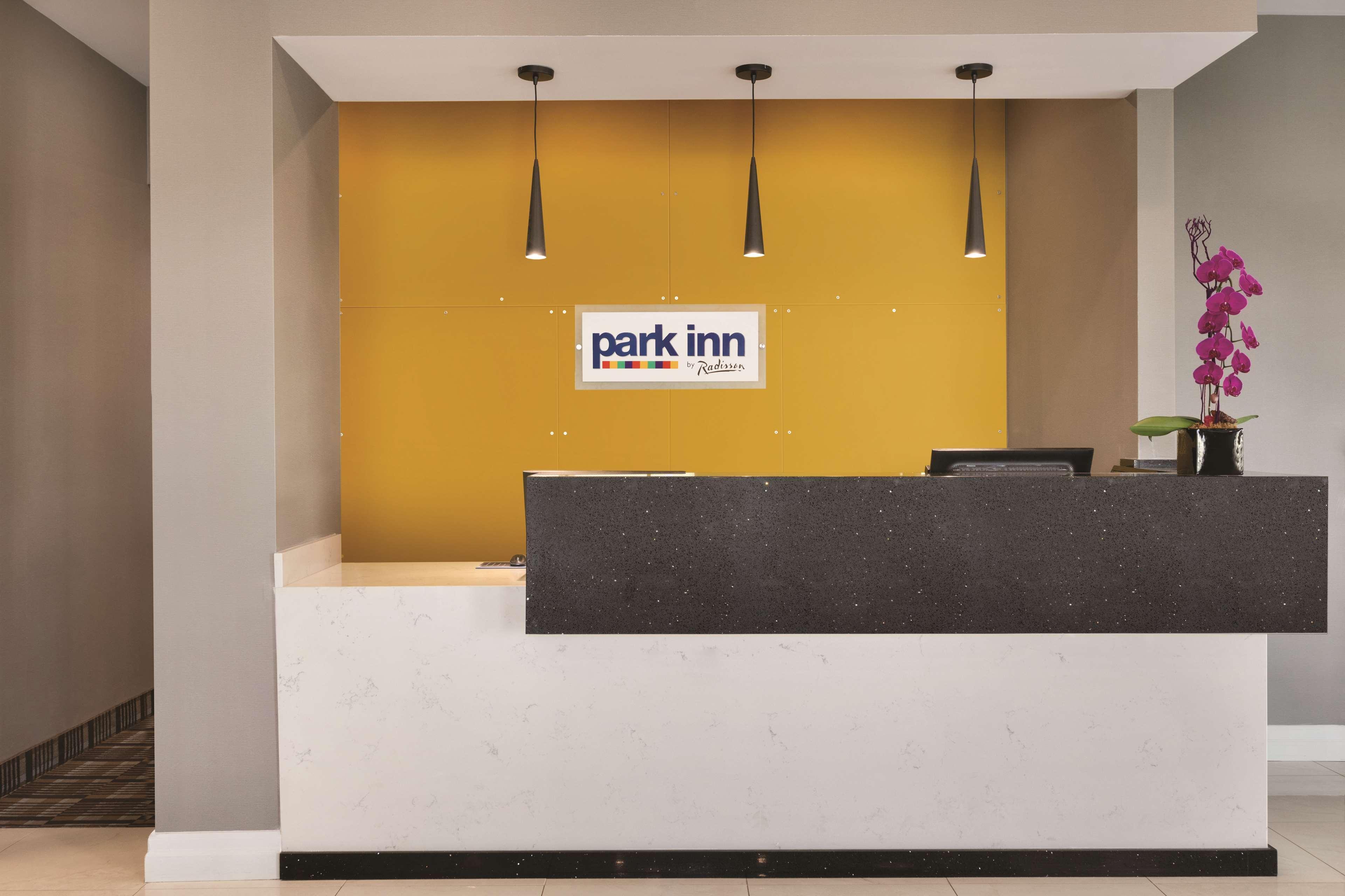 Park Inn By Radisson Brampton, On Екстериор снимка
